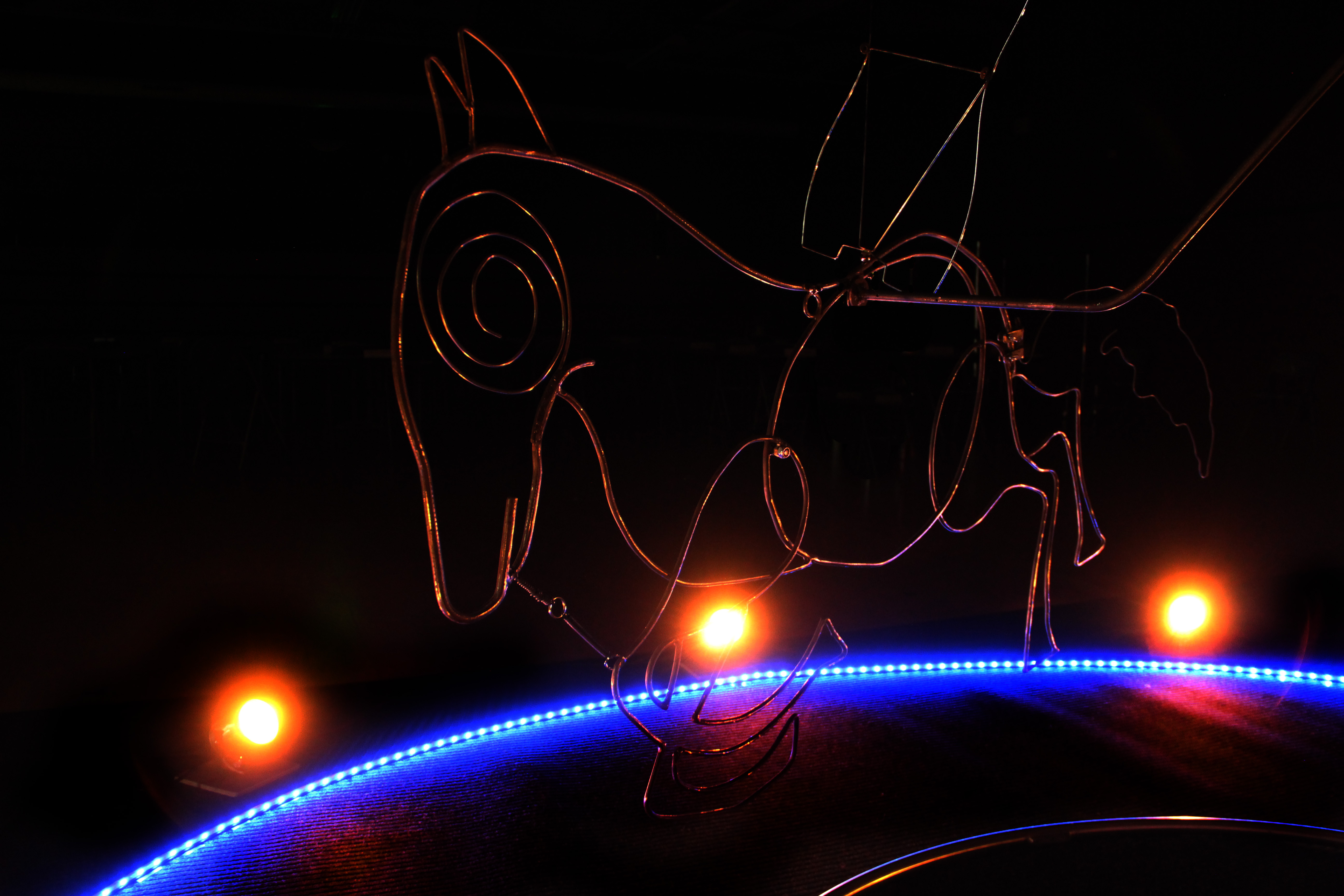 Le cheval de l’écuyère Cynthia réalisé en métal par Tanguy Simonneaux pour le spectacle L’Attirail. Crédit photo : Amandine Baechtel
